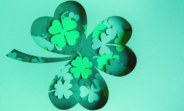 Animated picture of many clovers into one big clovers