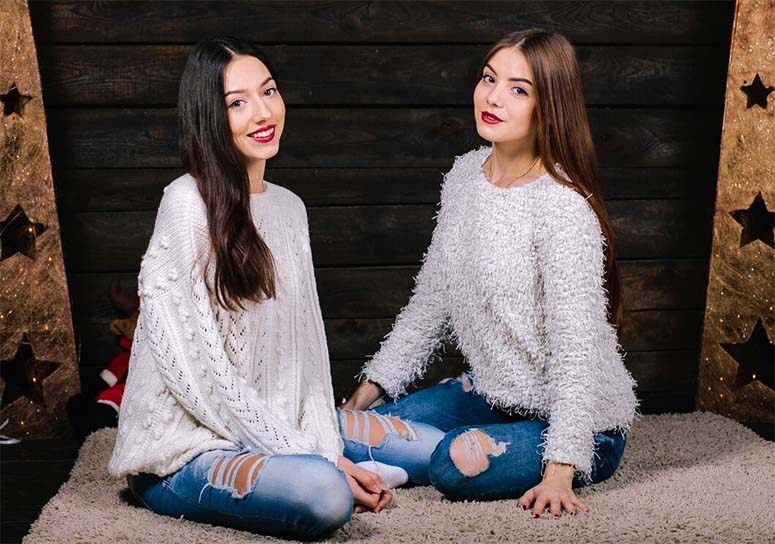 Beautiful womans sitting on the ground