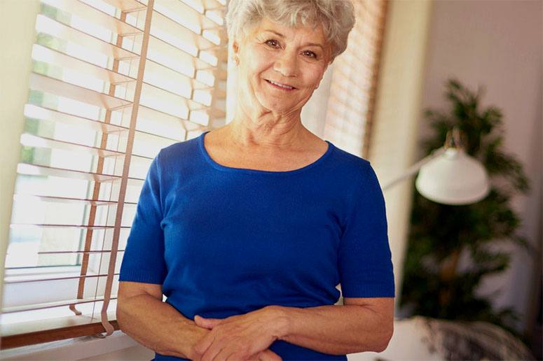 A blond old woman with blue shirt